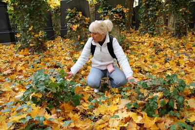 Sue at the grave of her great-grandparents Adolf and Sophie Aronhold